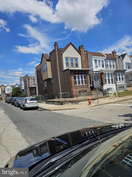 871 Marcella St, Philadelphia, PA 19124