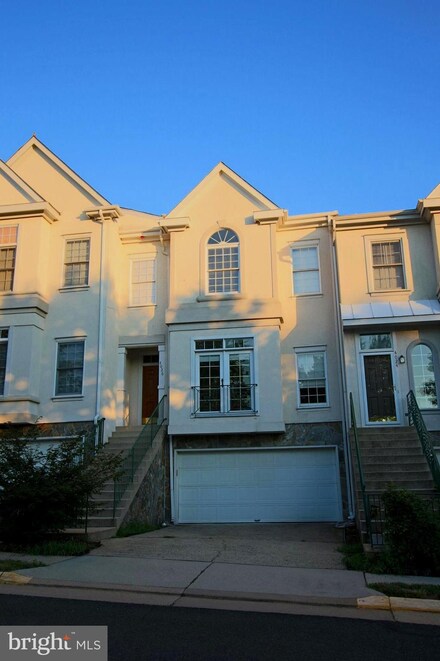 4026 Dogberry Ln, Fairfax, VA 22033