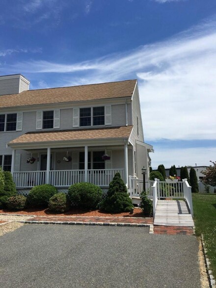 16 Trotting Park Rd Unit 7B, Teaticket, MA 02536