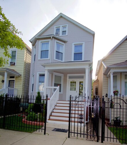 2828 N Sawyer Ave, Chicago, IL 60618