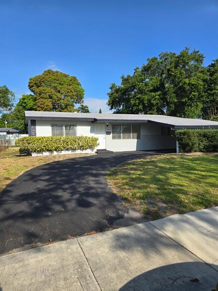 18940 NW 42nd Ave, Miami Gardens, FL 33055