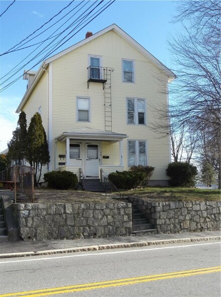 469 High St, Cumberland, RI 02864