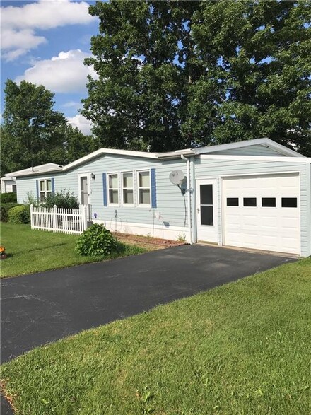26 Meadows Way, Bergen, NY 14416