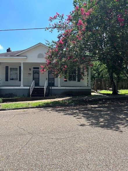 2427 Cherry St, Vicksburg, MS 39180