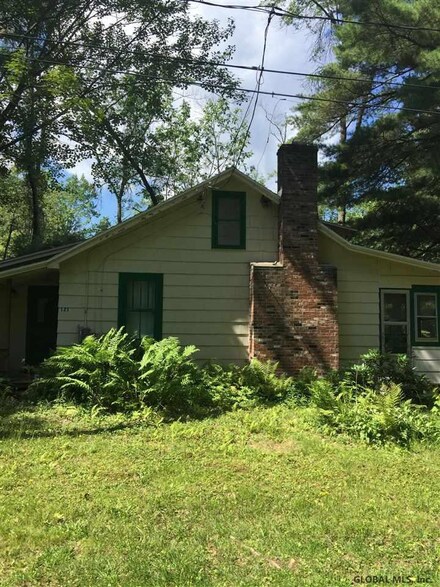 121 Sunset Ln, Broadalbin, NY 12025