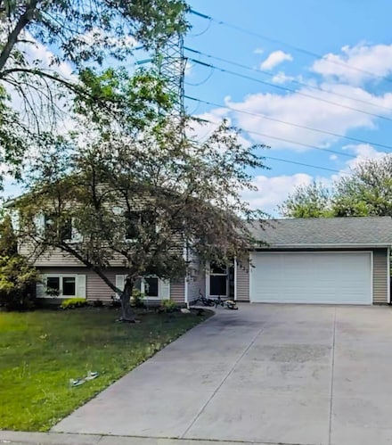 8935 72nd St S, Cottage Grove, MN 55016