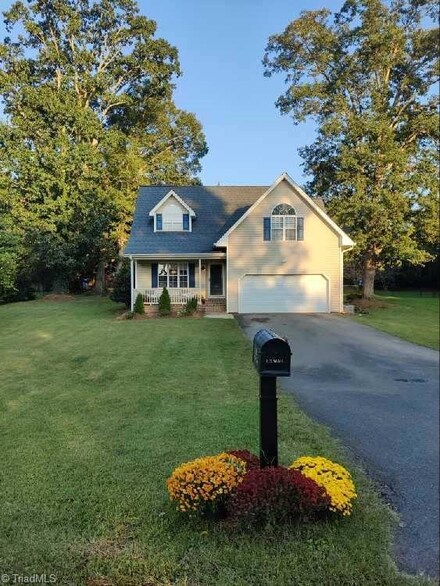 105 Glenwood Ln, King, NC 27021