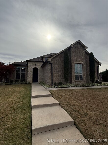 9570 E 103rd St, Tulsa, OK 74133