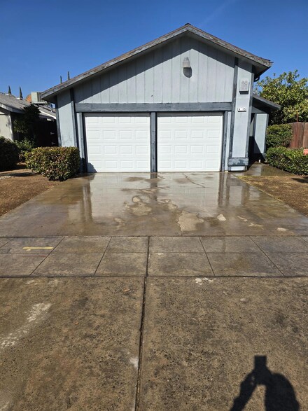 4815 E Geary St, Fresno, CA 93725