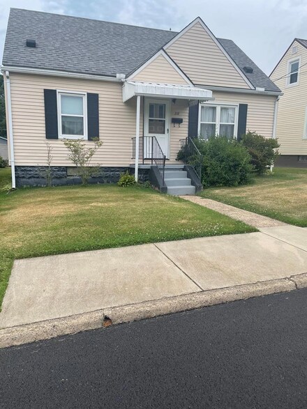 318 1st St, Glen Dale, WV 26038