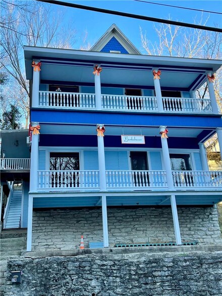 19 Pine St, Eureka Springs, AR 72632