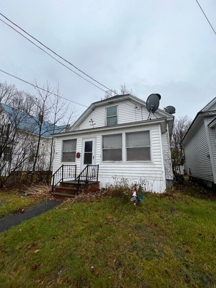 3 Morrill St, Milo, ME 04463