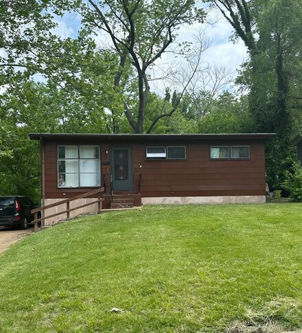 3908 Cranberry Ln, Saint Louis, MO 63121