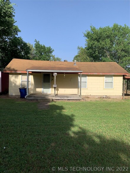 1026 S Tinker Ave, Hominy, OK 74035