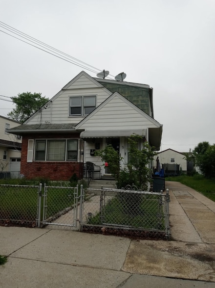 2 Pinecrest Rd, Jersey City, NJ 07305