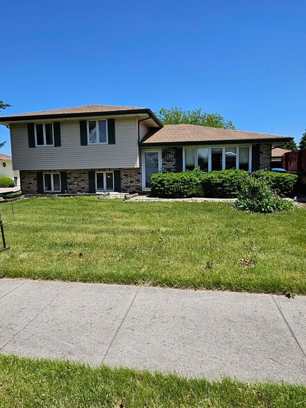 1341 Capri Ln, Dyer, IN 46311
