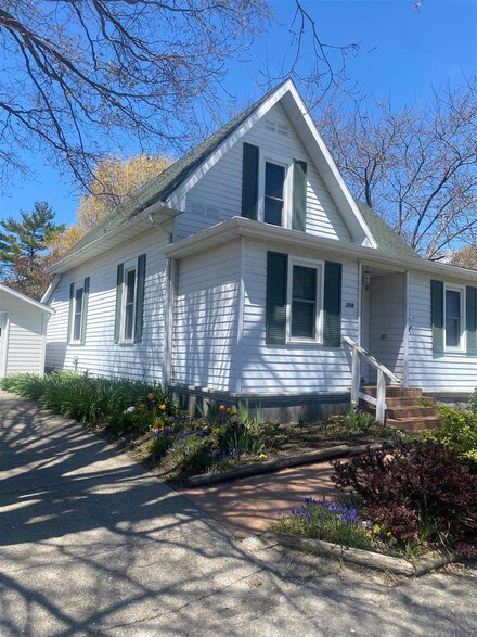 206 N Posey St, Windfall, IN 46076