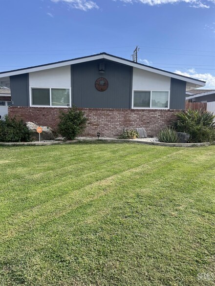 921 Mcgregor Ave, Bakersfield, CA 93308
