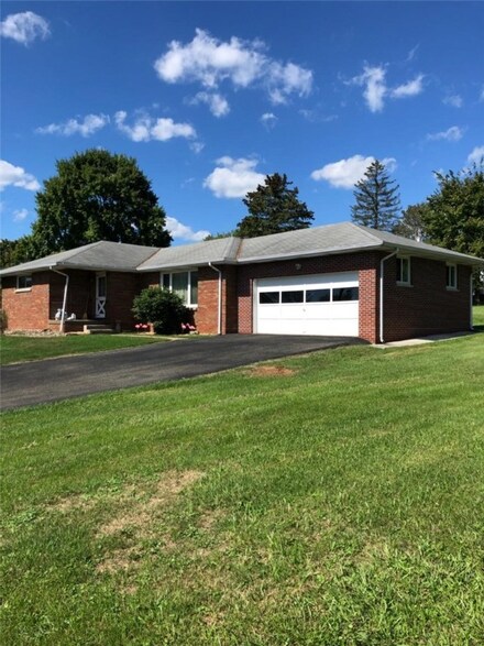 1111 Clarion Ave, Vandergrift, PA 15690
