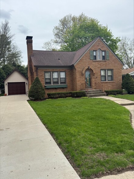 111 W 1st St, Mount Morris, IL 61054