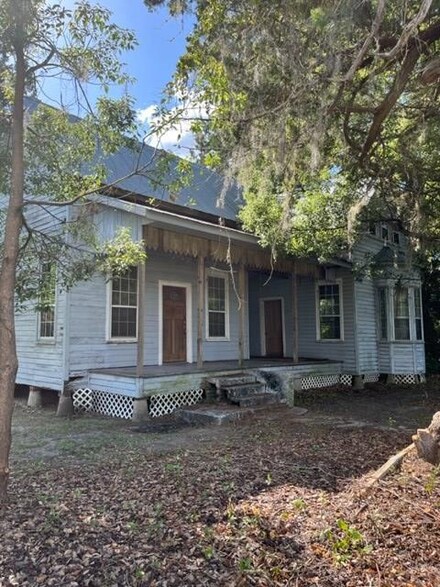 137 Nichols St, Du Pont, GA 31630