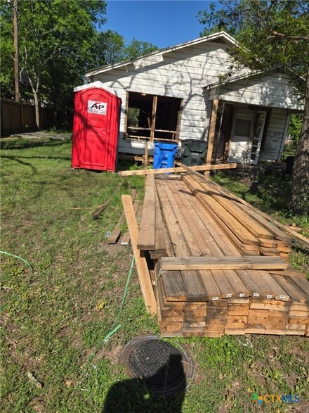 618 S Saunders St, Seguin, TX 78155