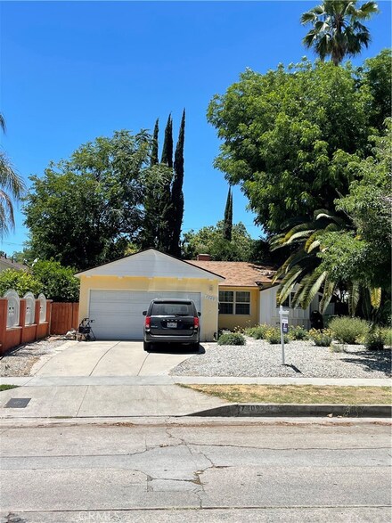 7309 Remmet Ave, Canoga Park, CA 91303