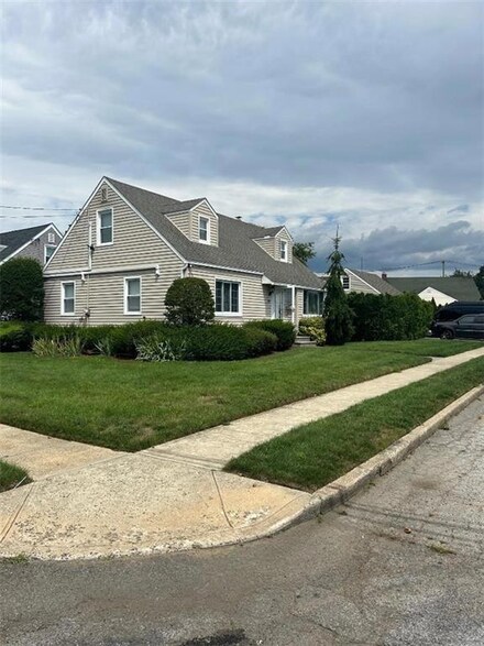 240 N Grove St, Valley Stream, NY 11580