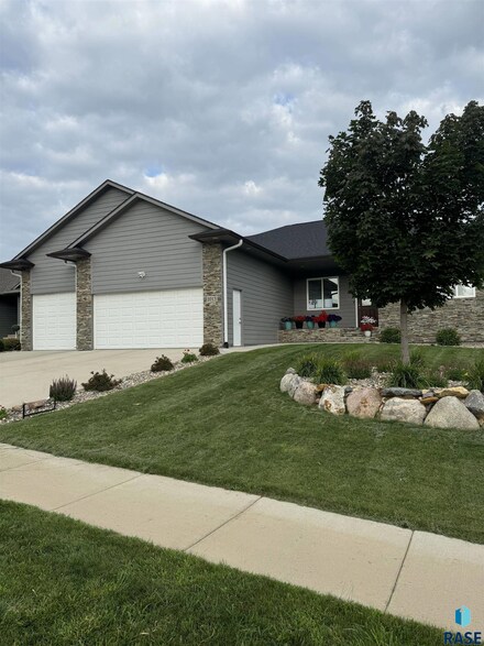 1013 N Danielle Dr, Sioux Falls, SD 57103