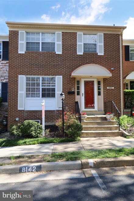8142 Larkin Ln, Vienna, VA 22182