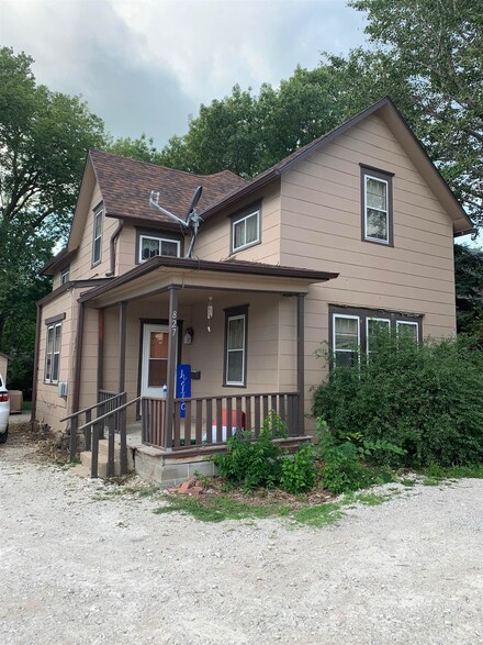 827 N Burlington Ave, Hastings, NE 68901