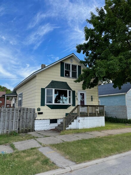 145 8th St, Manistee, MI 49660