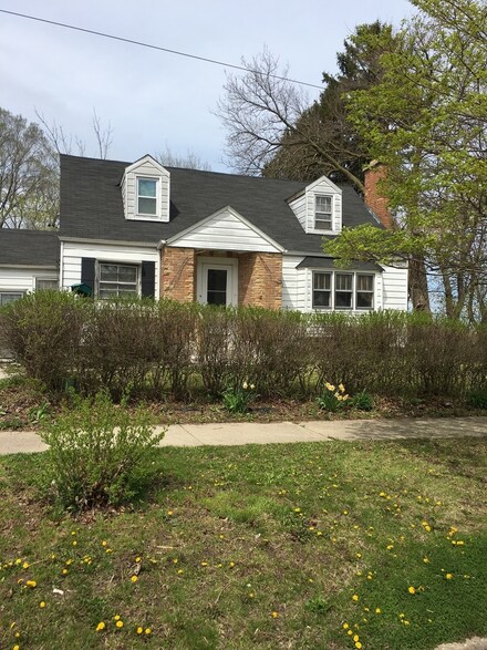 2622 Edina Blvd, Zion, IL 60099