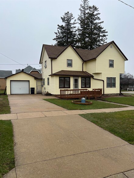 803 Howard St, Aplington, IA 50604