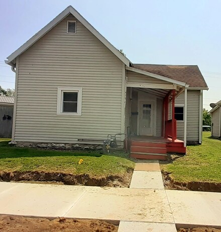 605 E 8th St, Rushville, IN 46173