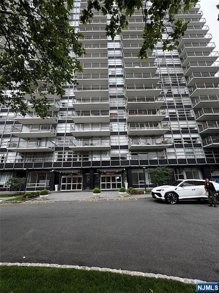 6050 Boulevard E Unit 16J, West New York, NJ 07093