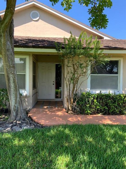 5241 W Lakes Dr, Deerfield Beach, FL 33442