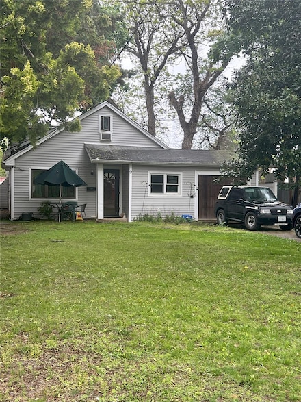9 Sprucewood Rd, West Babylon, NY 11704
