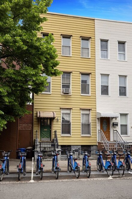 556 Leonard St, Brooklyn, NY 11222