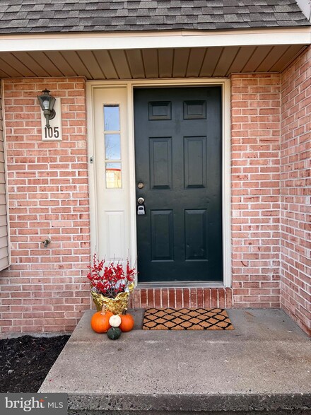 105 Hollytree Ct, Pottstown, PA 19464