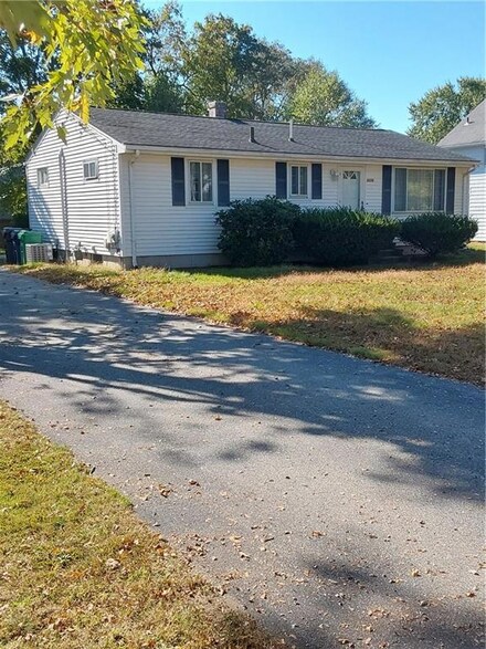 3372 W Shore Rd, Warwick, RI 02886