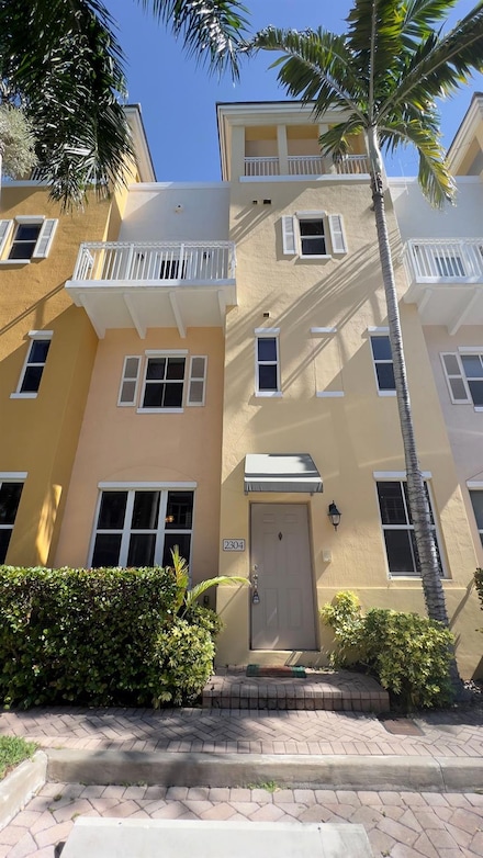2304 Vintage Dr, Lighthouse Point, FL 33064