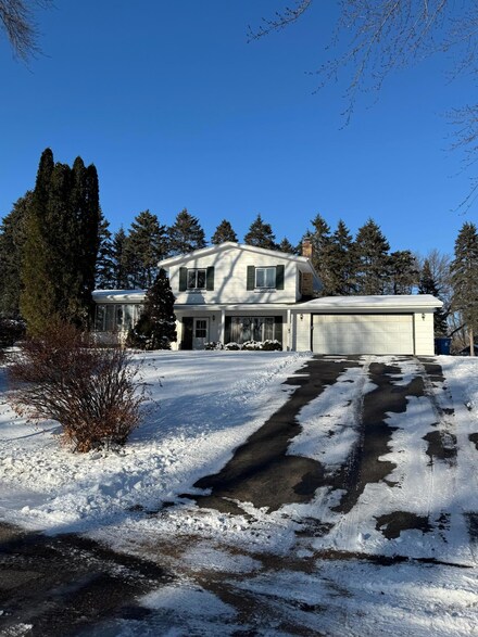 2040 Vagabond Ln N, Plymouth, MN 55447