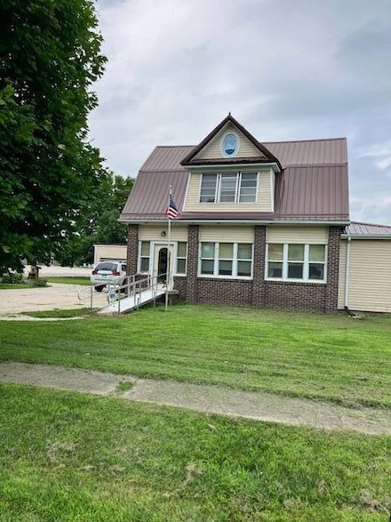 105 E 7th St, Wynot, NE 68792
