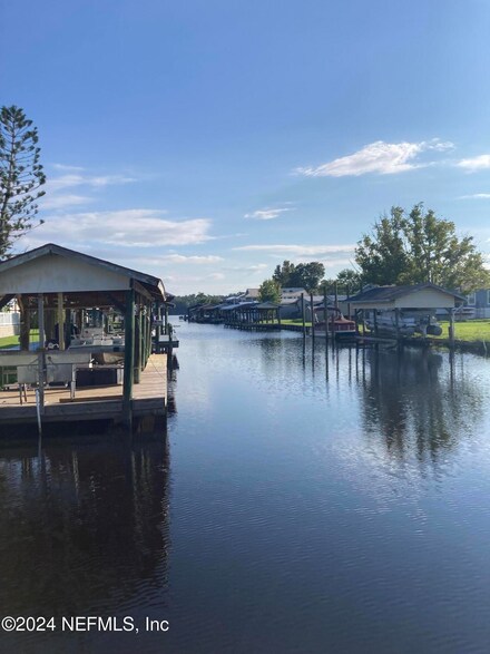 152 Moonlite Dr, Welaka, FL 32193