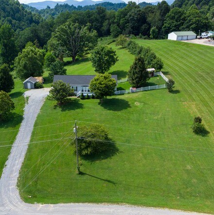 17977 Overlook Dr, Abingdon, VA 24210