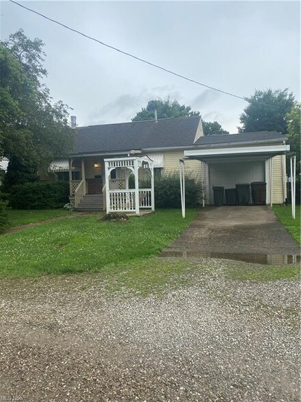 715 3rd St, Belpre, OH 45714