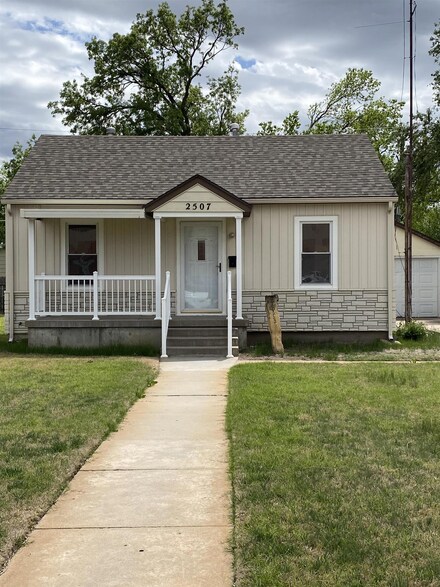 2507 19th St, Great Bend, KS 67530