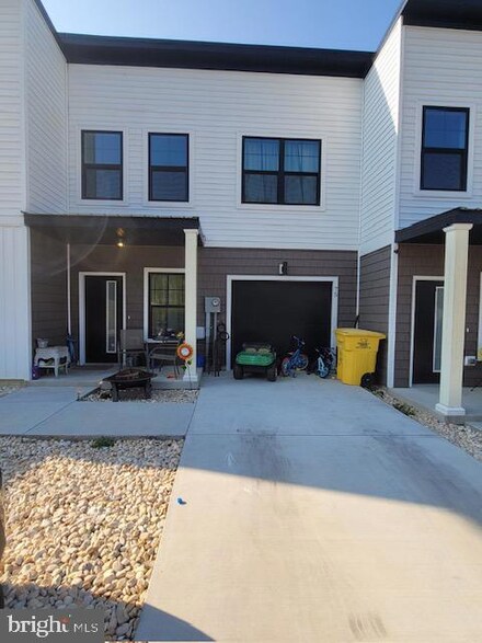 75 Dow St, Bunker Hill, WV 25413