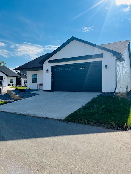 201 Bonnie Ln, Belleville, WI 53508
